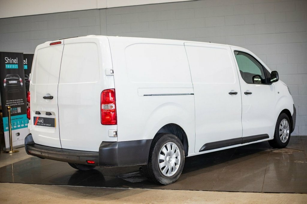 Vauxhall Vivaro 1.5L Dynamic 6Dr DV69KRN White #4