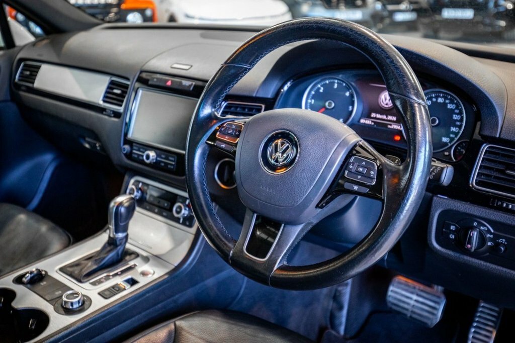 Volkswagen Touareg 3L R-line FV14YVO White #2