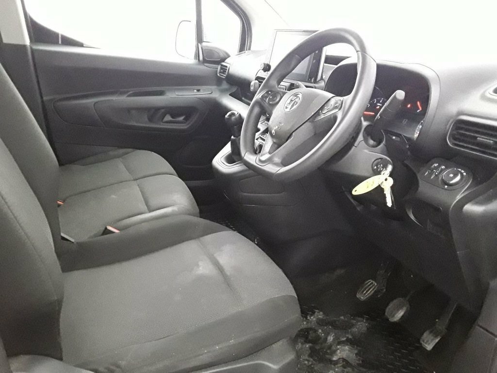 Vauxhall Combo 1.5L Edition VK71HGY White #3