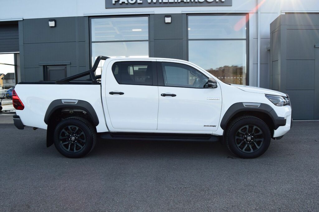 Toyota HILUX 2.8 D-4d Invincible X Pickup Double Cab E3AWT White #4