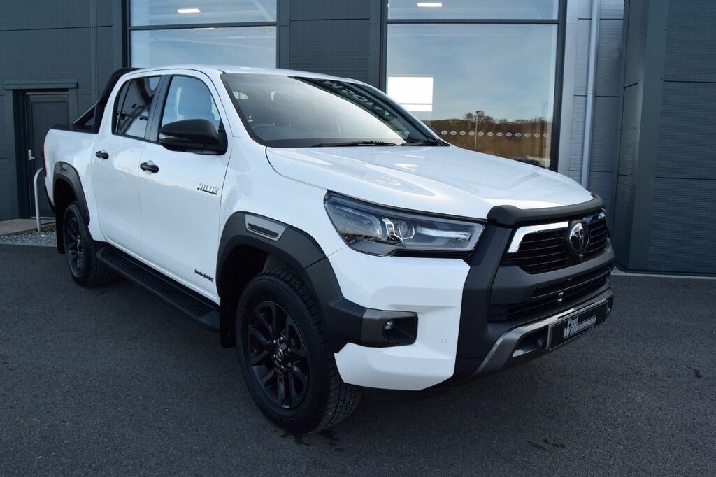 Toyota HILUX 2.8 D-4d Invincible X Pickup Double Cab E3AWT White #2