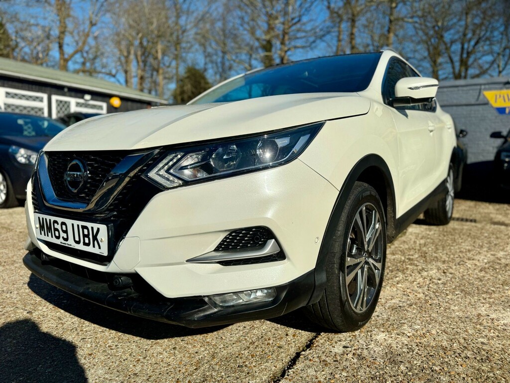 Nissan Qashqai Qashqai N-connecta Dci MM69UBK White #3
