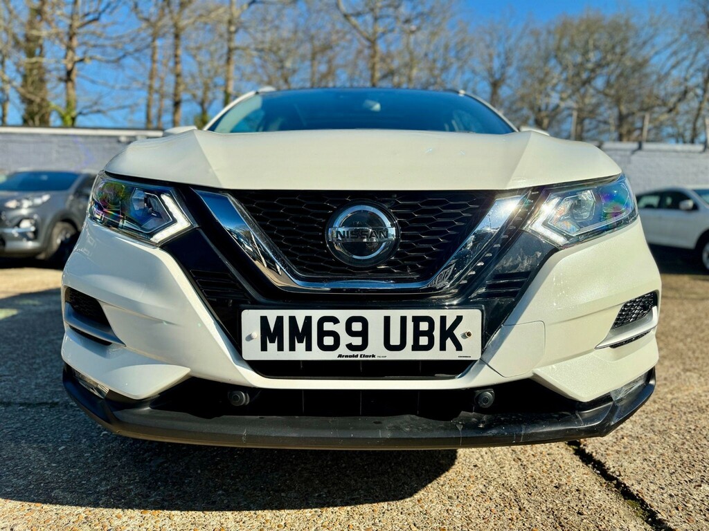 Nissan Qashqai Qashqai N-connecta Dci MM69UBK White #2