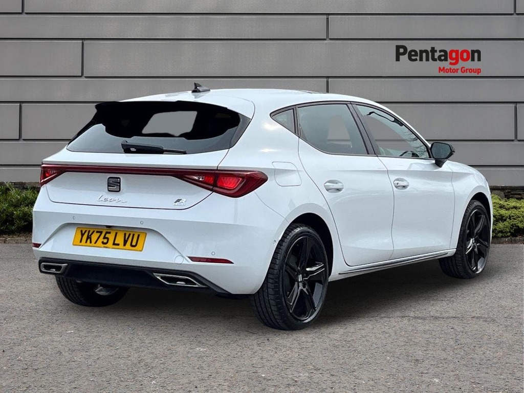 Seat Leon 1.5 Ehybrid 25.8Kwh Fr Black Edition Hatchback YK75LVU White #4