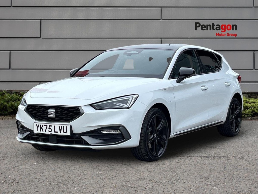 Seat Leon 1.5 Ehybrid 25.8Kwh Fr Black Edition Hatchback YK75LVU White #3