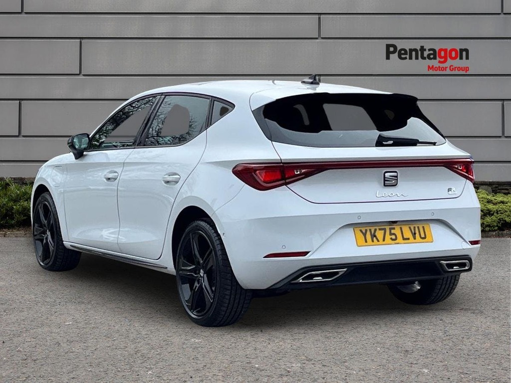 Seat Leon 1.5 Ehybrid 25.8Kwh Fr Black Edition Hatchback YK75LVU White #2