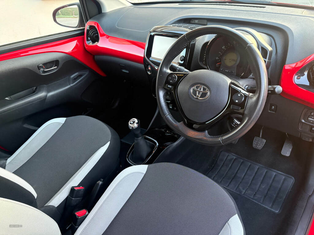 Toyota Aygo 1.0 Vvt-i X-style JGZ4704 Red #2