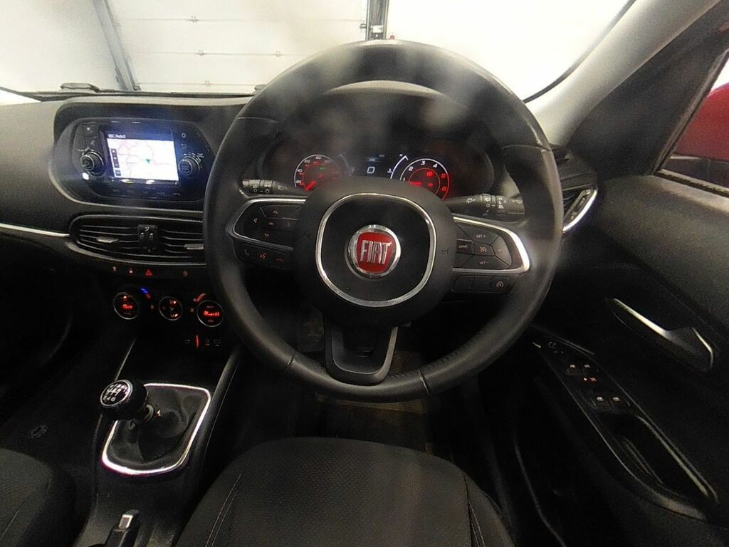 Fiat Tipo 1.6 Multijetii Lounge Hatchback Red #5