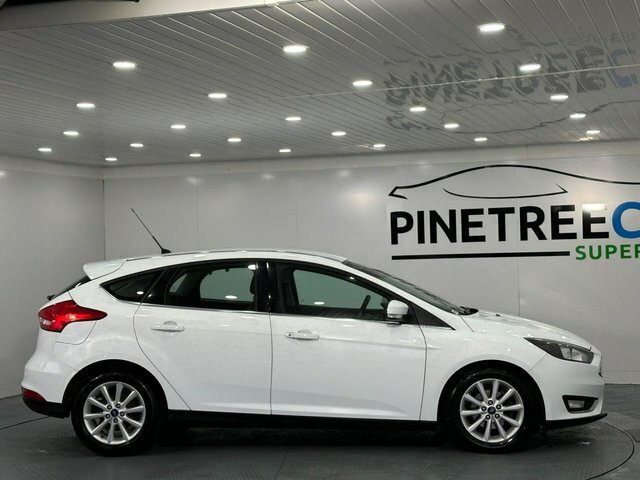Ford Focus 1.0T Ecoboost Titanium Hatchback HG66PXO White #4
