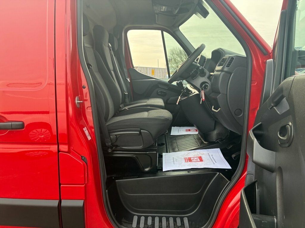 Nissan InterStar 2.3L Tekna SK22HFH Red #4