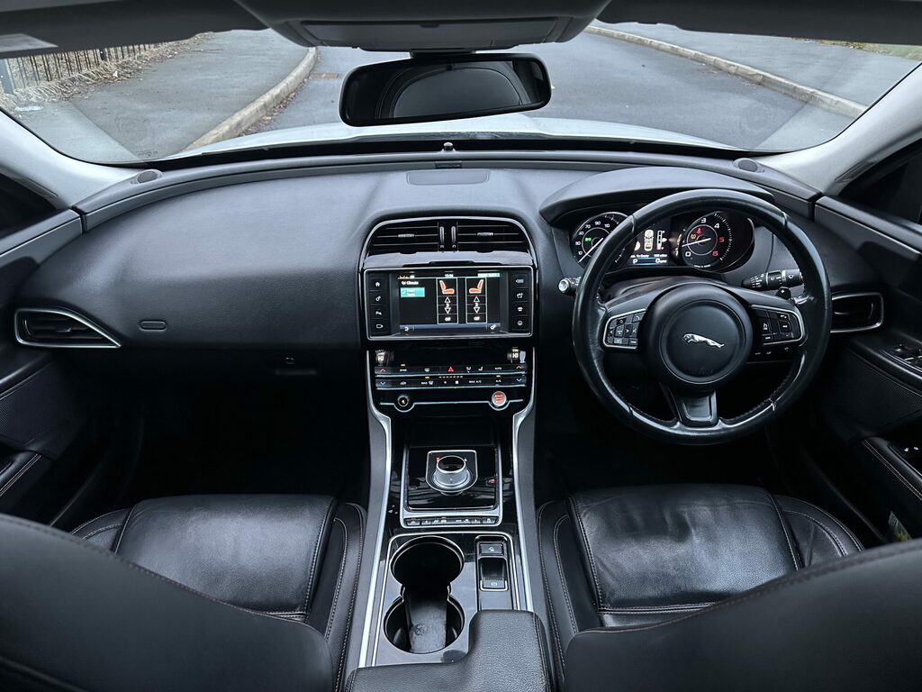 Jaguar XE 2.0D Prestige Euro 6 Ss White #2