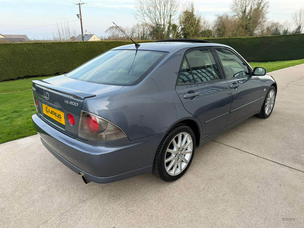 Lexus IS 200 2.0 Se Blue #2