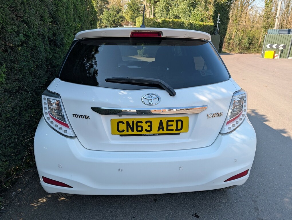 Toyota Yaris Hatchback 1.3 Dual Vvt-i Trend 2013 CN63AED White #6