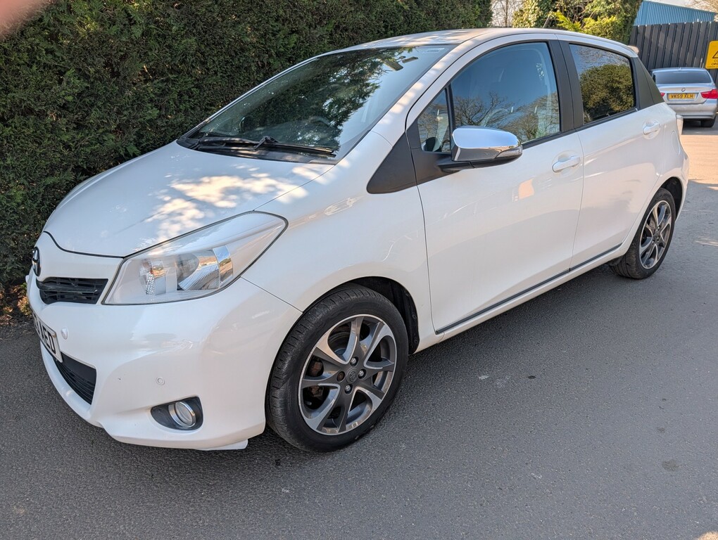 Toyota Yaris Hatchback 1.3 Dual Vvt-i Trend 2013 White
