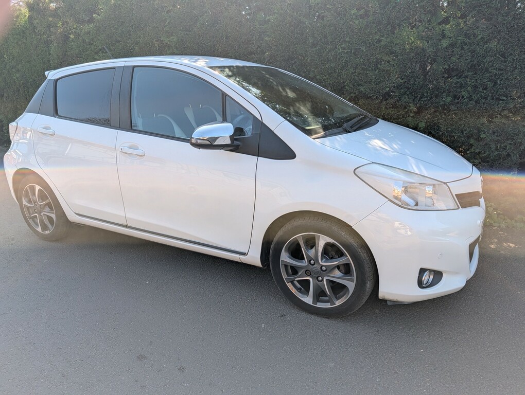 Toyota Yaris Hatchback 1.3 Dual Vvt-i Trend 2013 CN63AED White #4