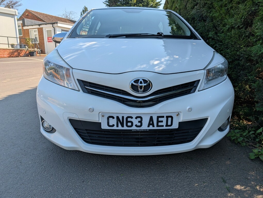 Toyota Yaris Hatchback 1.3 Dual Vvt-i Trend 2013 CN63AED White #5