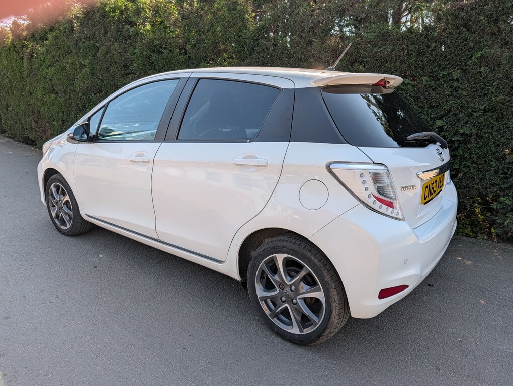 Toyota Yaris Hatchback 1.3 Dual Vvt-i Trend 2013 CN63AED White #3
