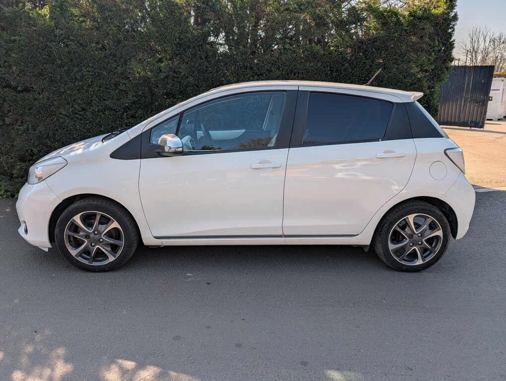 Toyota Yaris Hatchback 1.3 Dual Vvt-i Trend 2013 CN63AED White #2