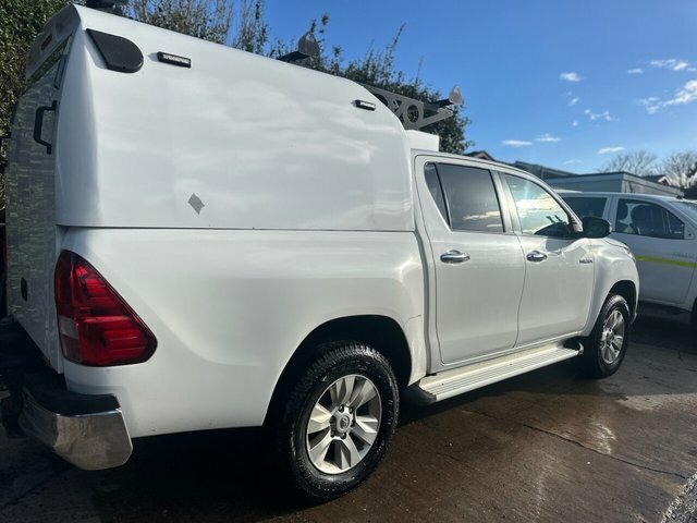 Toyota HILUX 2.4 D-4d Icon Pickup Double Cab FL19OXE White #3