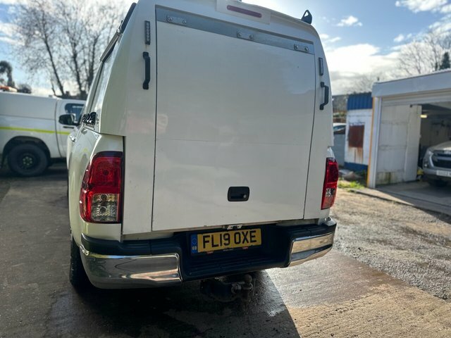 Toyota HILUX 2.4 D-4d Icon Pickup Double Cab FL19OXE White #4
