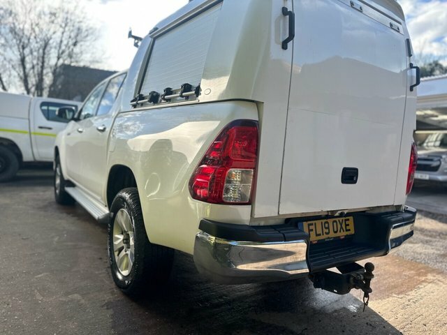 Toyota HILUX 2.4 D-4d Icon Pickup Double Cab FL19OXE White #5