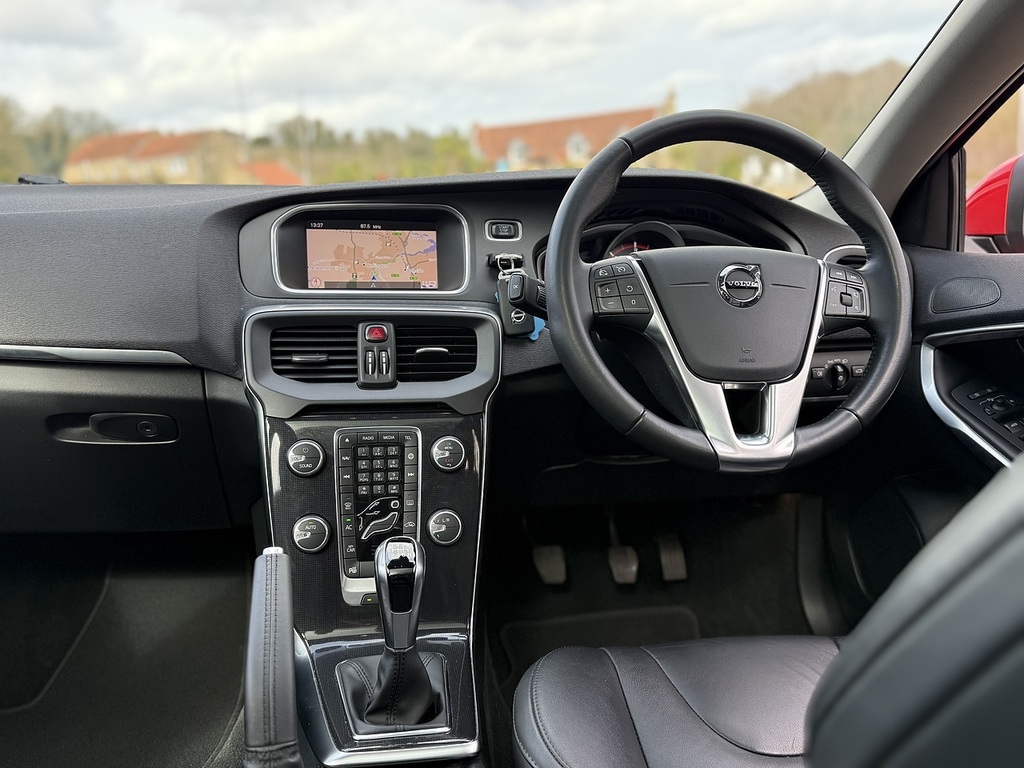 Volvo V40 2.0 D3 Inscription Hatchback Eur Red #2