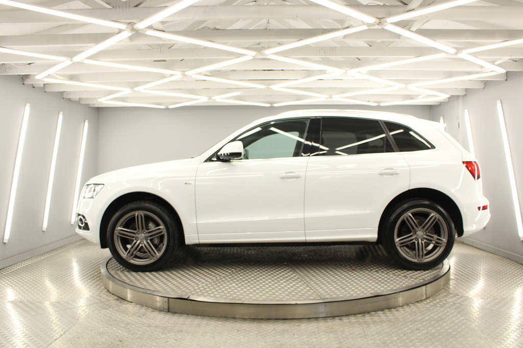 Audi Q5 Suv LV66OWB White #2