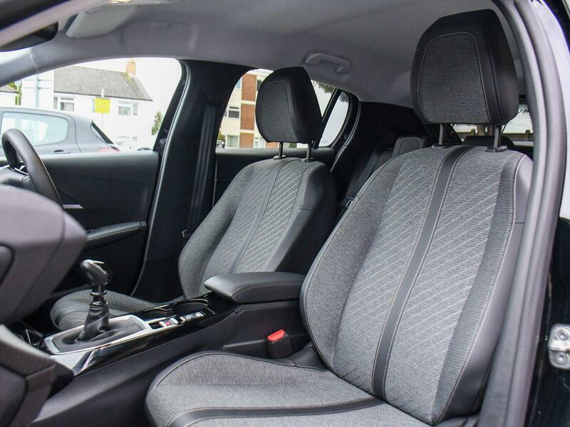 Peugeot 208 1.2 Puretech Allure Hatchback Eu KV74OMP Black #6
