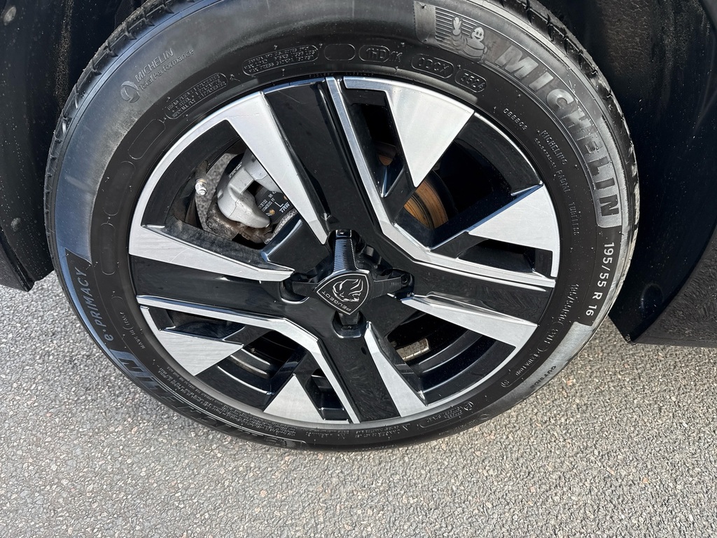 Peugeot 208 1.2 Puretech Allure - 2024 74 FV74NJF Black #5