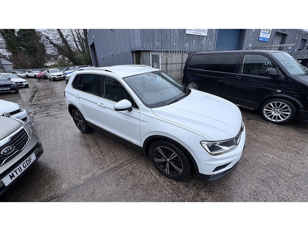 Volkswagen Tiguan Tdi Se Navigation YK67ZCE White #4