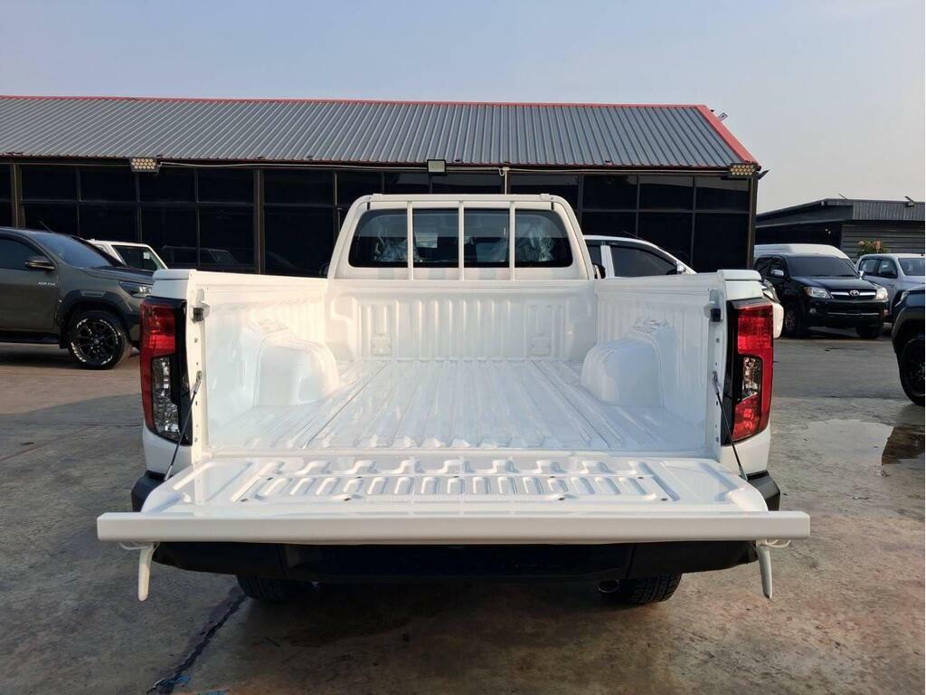 Toyota HILUX 2.8 D-4d Active Pickup  White #5