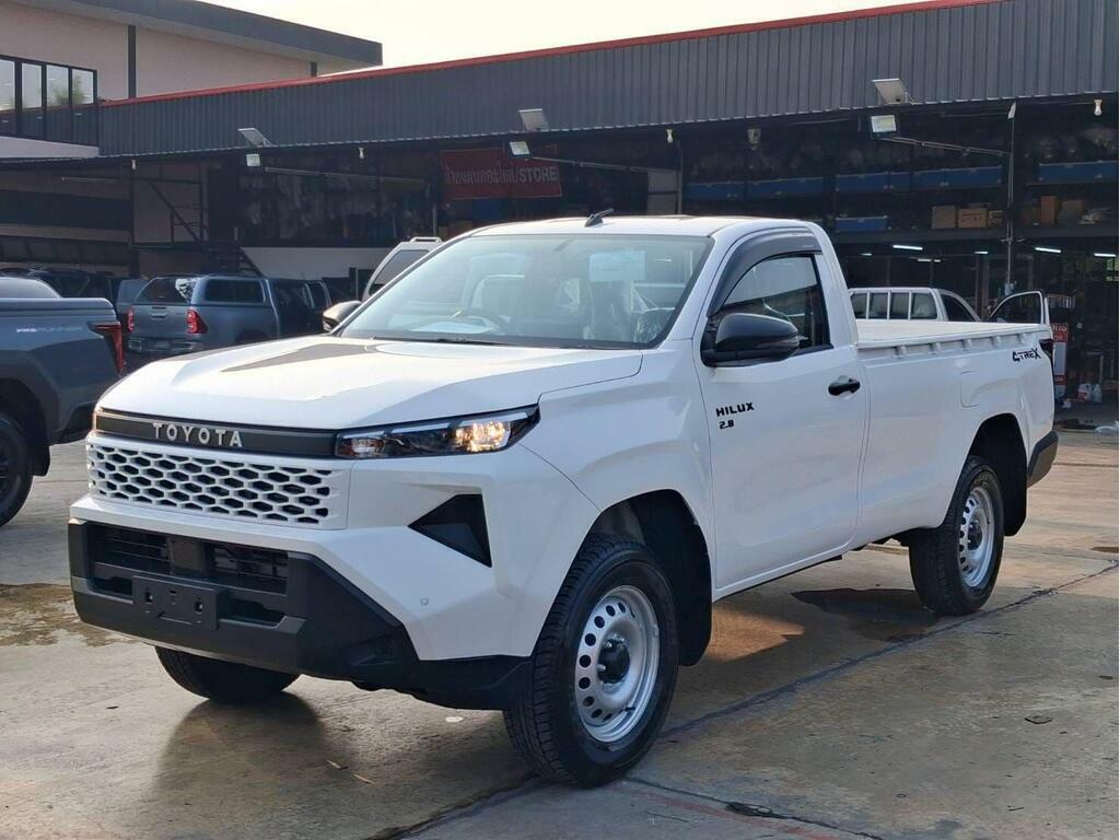 Toyota HILUX 2.8 D-4d Active Pickup  White #2