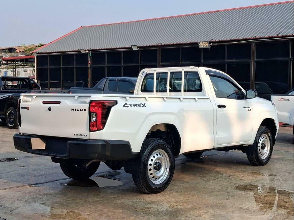 Toyota HILUX 2.8 D-4d Active Pickup  White #4