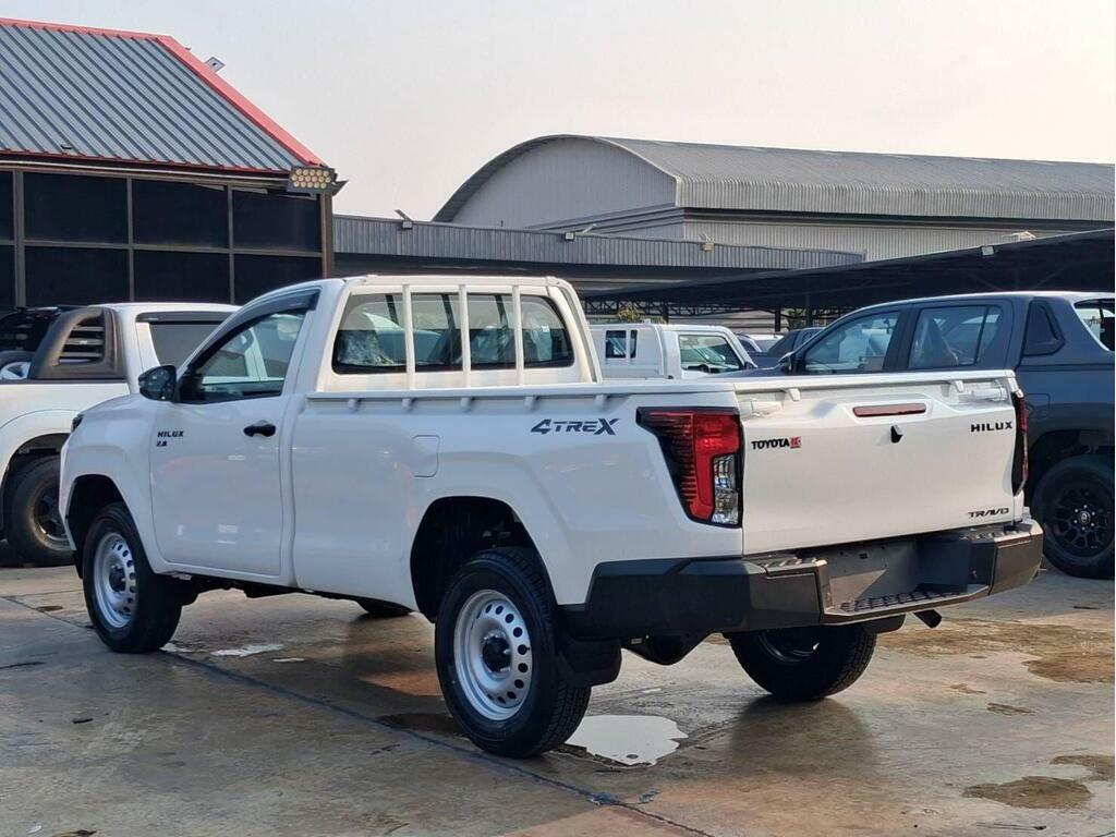 Toyota HILUX 2.8 D-4d Active Pickup  White #6