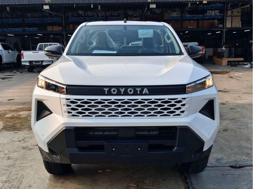 Toyota HILUX 2.8 D-4d Active Pickup  White #3