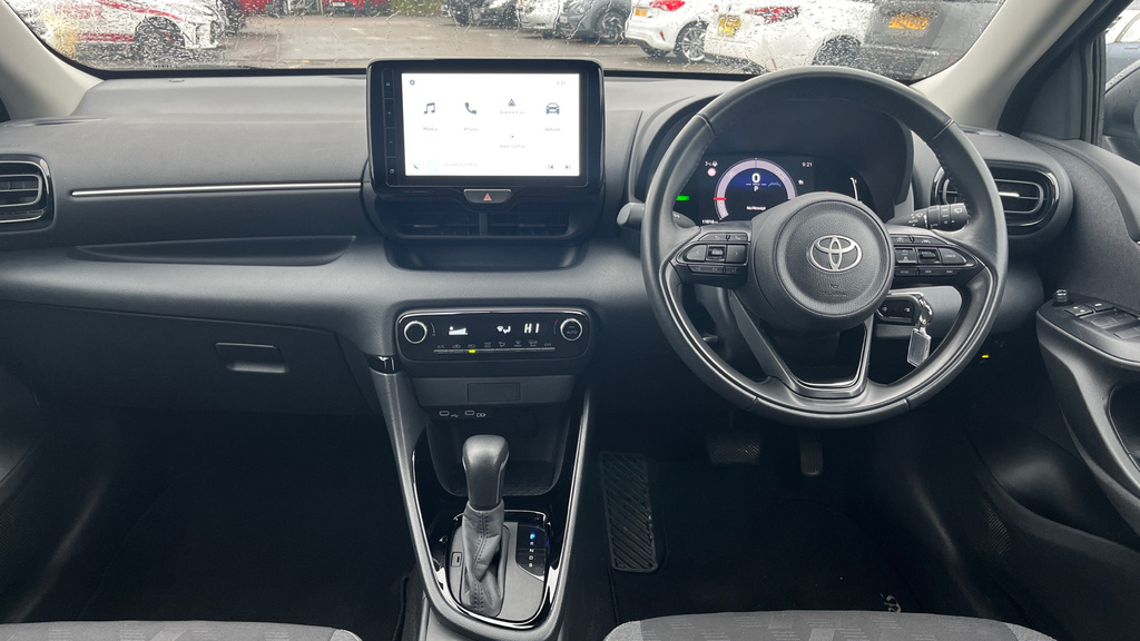 Toyota Yaris 1.5 Vvt-h Design E-cvt Eur FL74GZX White #5