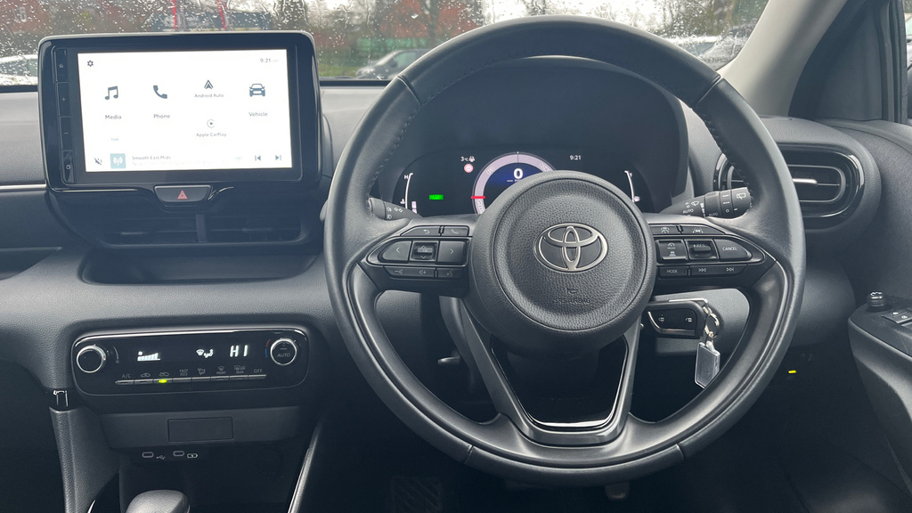 Toyota Yaris 1.5 Vvt-h Design E-cvt Eur FL74GZX White #6