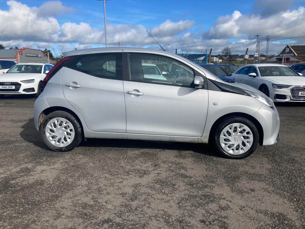 Toyota Aygo 1.0 Vvt-i X-play Tss FG71YNY Silver #2