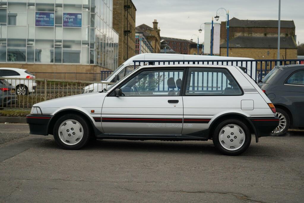 Toyota Corolla Gl Red #9