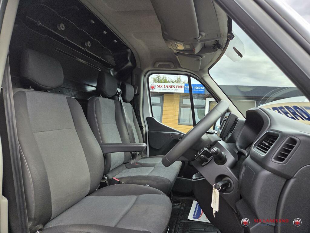 Renault Master Renault Trucks Master Red Edition 35 Lwb Low Loade YY71OJX White #2