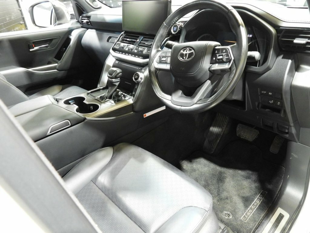 Toyota Land Cruiser Estate GN74DBY White #4