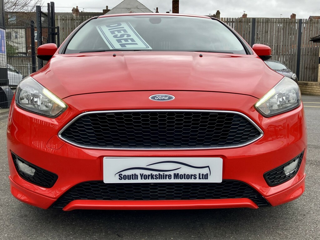 Ford Focus Hatchback 1.5 Tdci Zetec S 2015 VA64USH Red #4