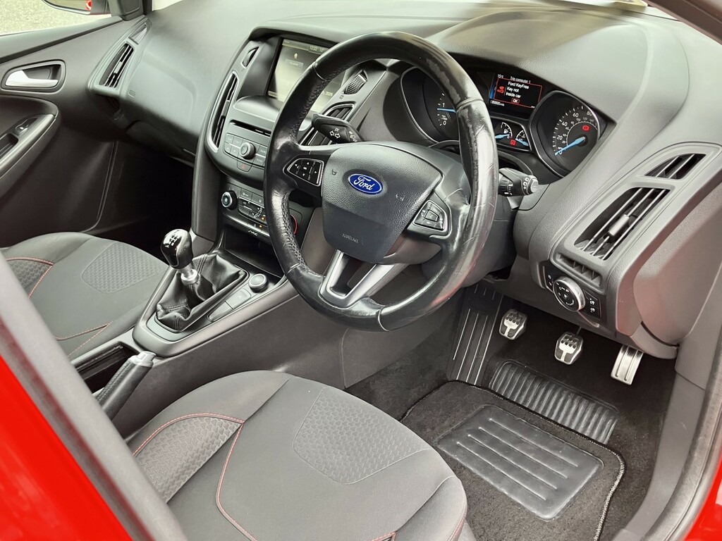 Ford Focus Hatchback 1.5 Tdci Zetec S 2015 VA64USH Red #3