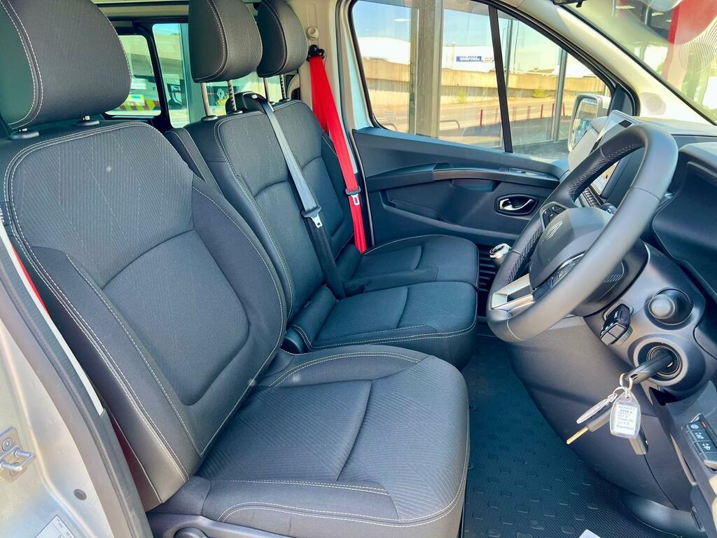 Renault Trafic Trafic Red - 9 Seat Minibus Fwd E6 L2h1 Silver #5