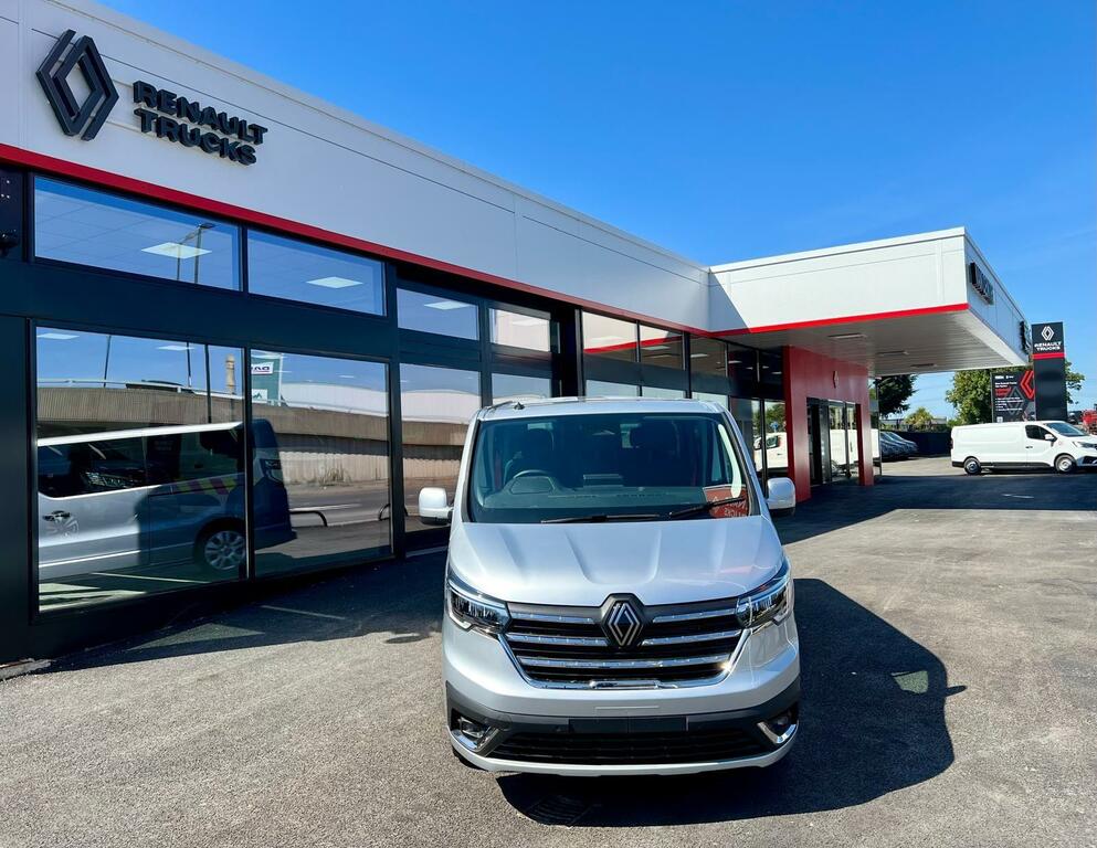 Renault Trafic Trafic Red - 9 Seat Minibus Fwd E6 L2h1 Silver