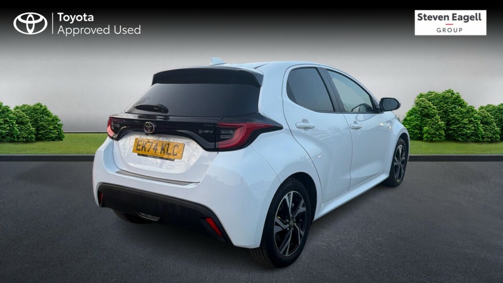 Toyota Yaris 1.5 Vvt-h Design E-cvt Euro 6 Ss EK74KLC White #2