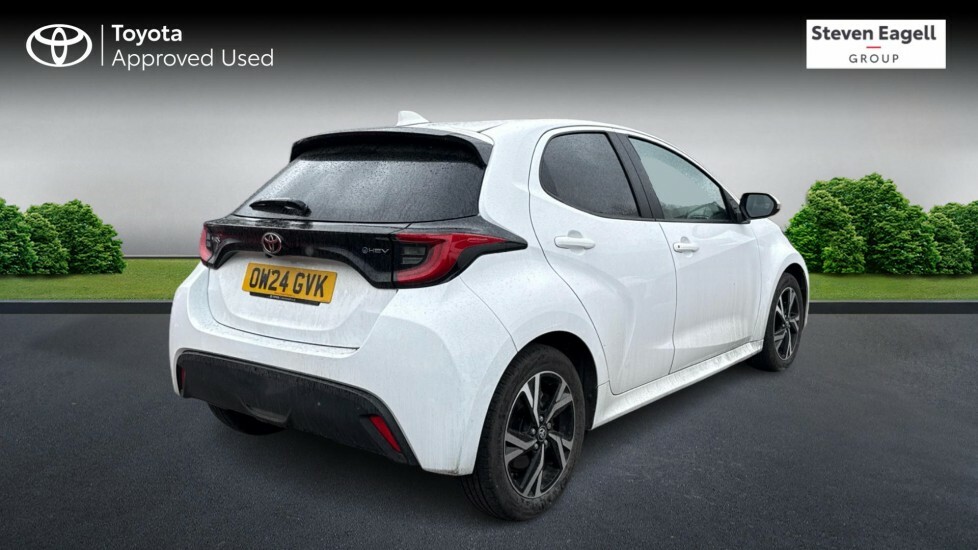 Toyota Yaris 1.5 Vvt-h Design E-cvt Euro 6 Ss OW24GVK White #2