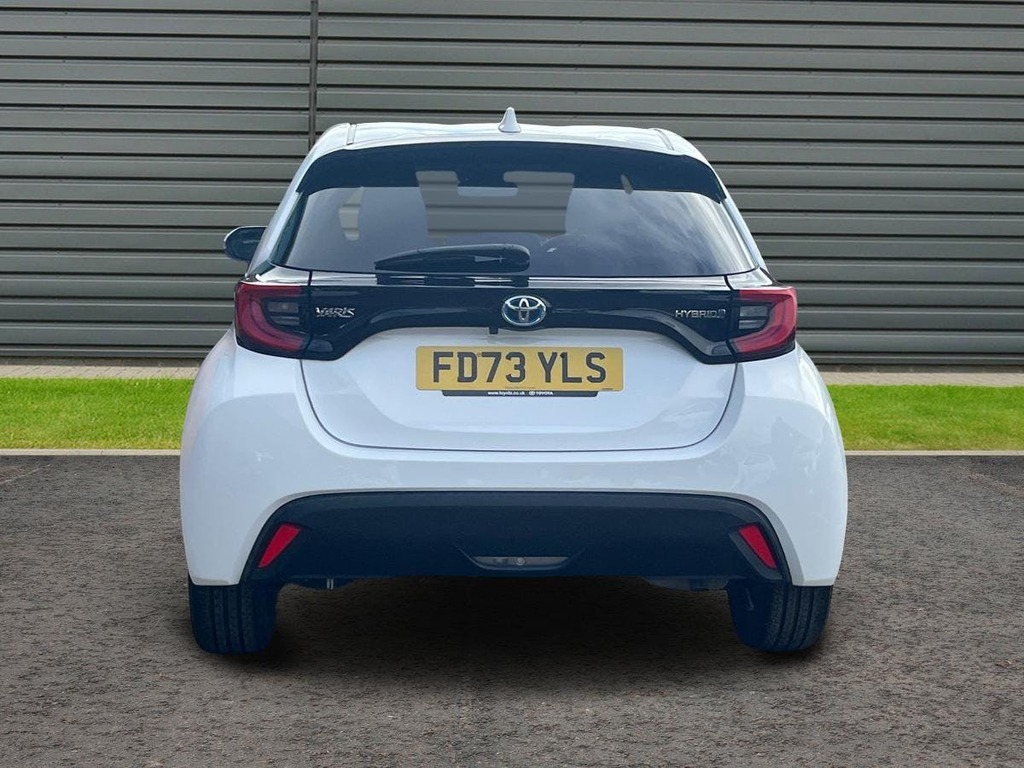 Toyota Yaris 1.5 Vvt-h Design Hatchback Hybrid E Cvt FD73YLS White #4