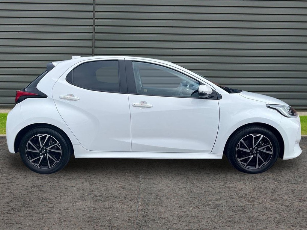Toyota Yaris 1.5 Vvt-h Design Hatchback Hybrid E Cvt FD73YLS White #2