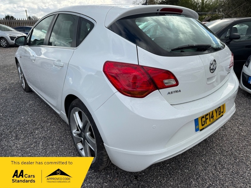 Vauxhall Astra Limited Edition Cdti GF14YDJ White #4